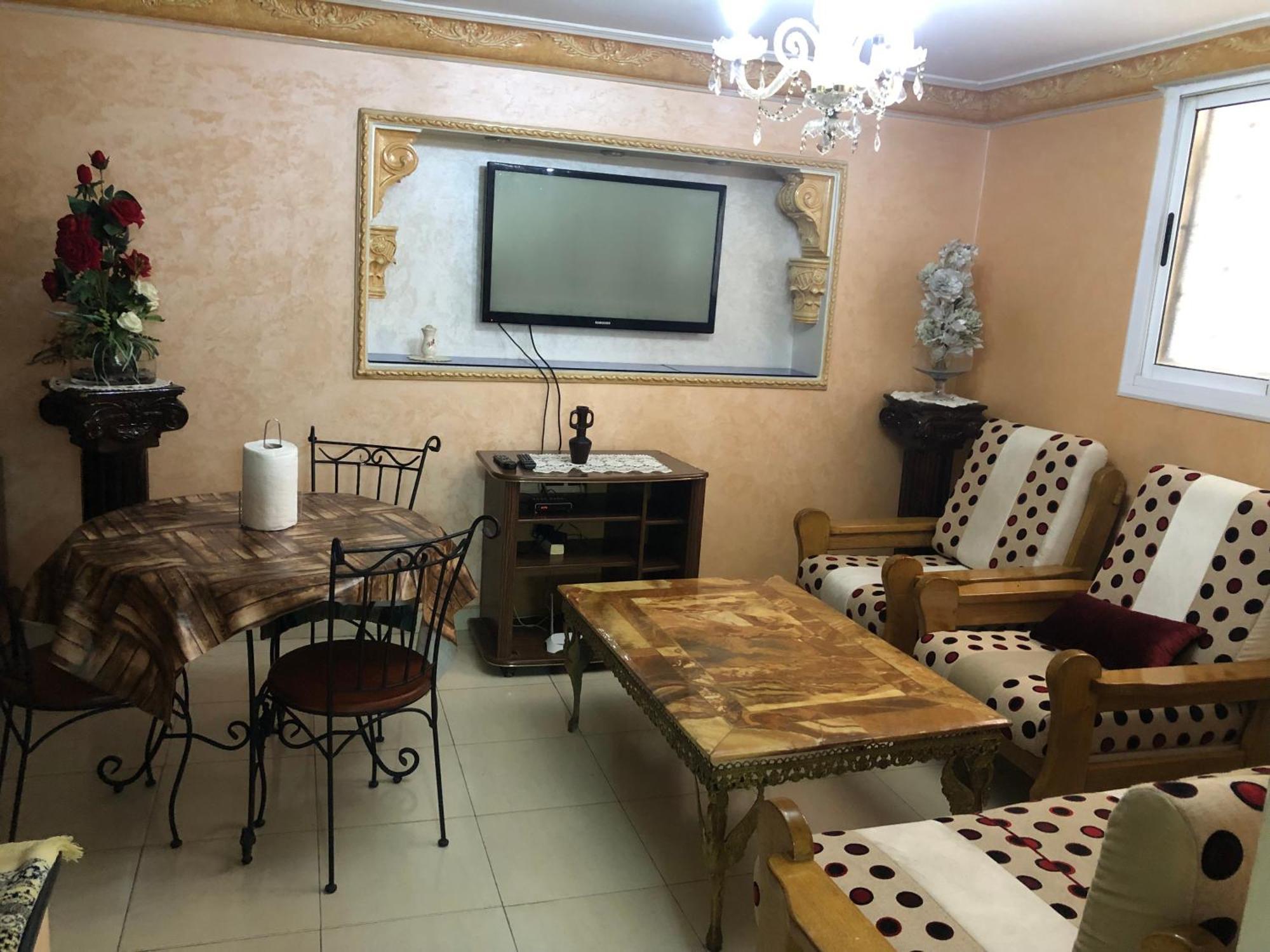 توجد وسط مدينة و تتوفر على كامل التجهيزات الضرورية خاصةبالعائلات *